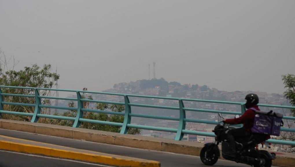 Gris y con el aire contaminado: Así está la capital de Honduras por capa de humo