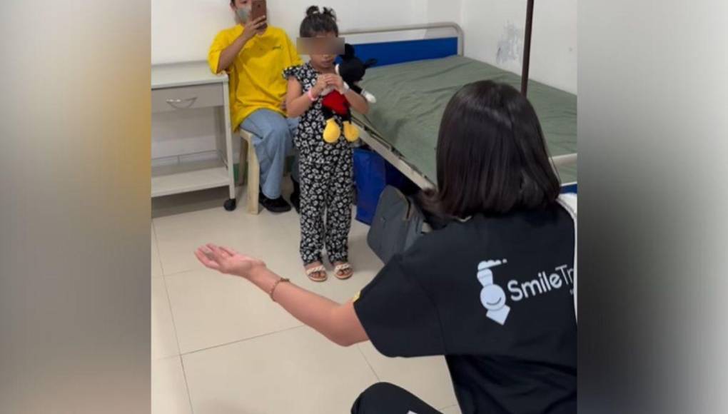 Miss Universo Sheynnis Palacios visita a niños en hospital de Filipinas