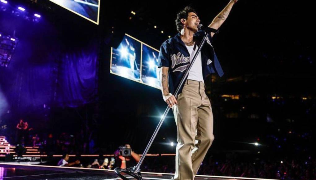 Joe Jonas hizo delirar a las fanáticas en el gran regreso de los “Jonas Brothers”