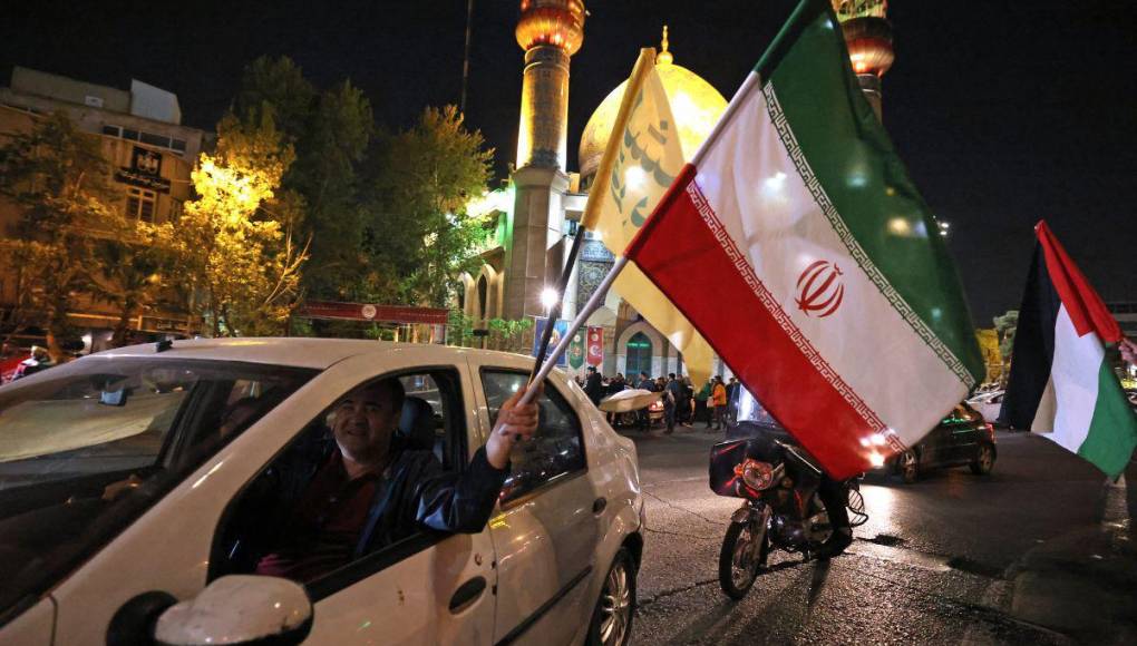 Ciudadanos de Irán celebran ataque con drones a Israel