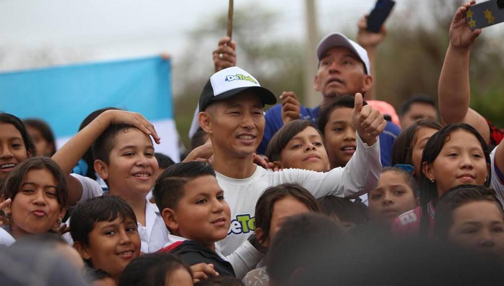 “Eres el héroe de los niños”: Emoción de escolares al recibir a Shin Fujiyama en Tegucigalpa