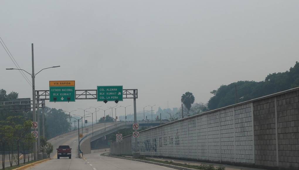 Gris y con el aire contaminado: Así está la capital de Honduras por capa de humo