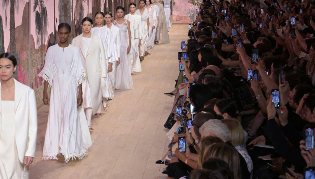 Las diosas griegas de Dior y las siluetas surrealistas de Schiaparelli en París