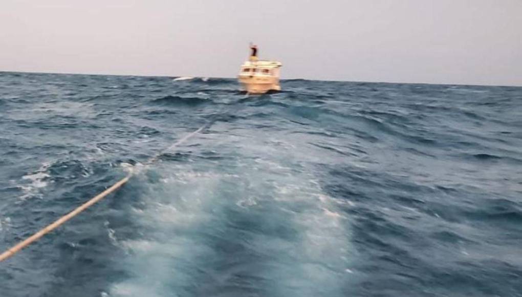 Rescatan a tres hombres de un naufragio en la Costa del Caribe
