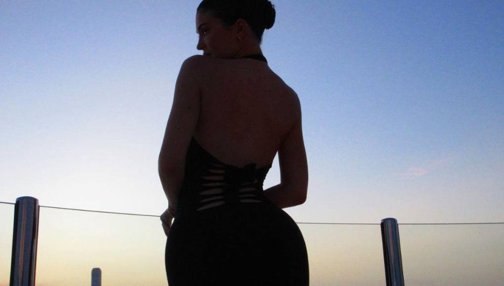 Kylie Jenner celebra su cumpleaños número 26 con sensuales fotos en bikini