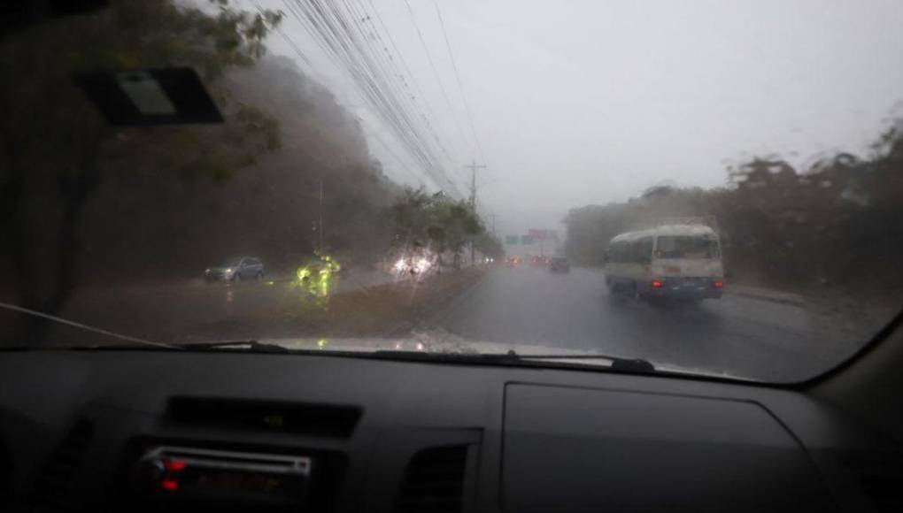 Imágenes: fuerte lluvia aplaca el calor en la capital este domingo
