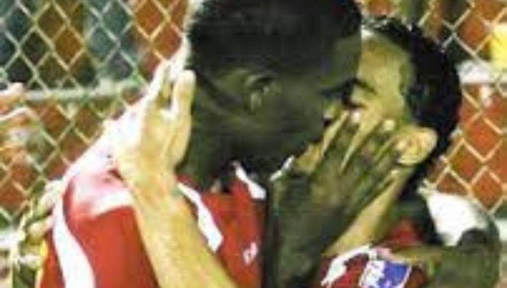 ¡Con hondureños en la lista! Los besos más famosos y polémicos en el fútbol