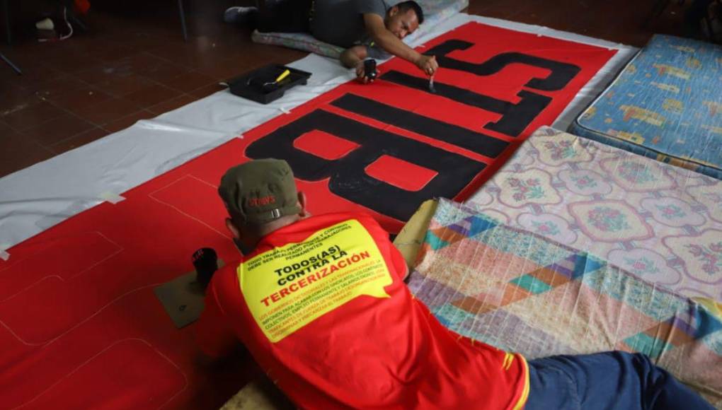 Elaborando mantas y camisetas, sindicatos preparan marcha del 1 de mayo