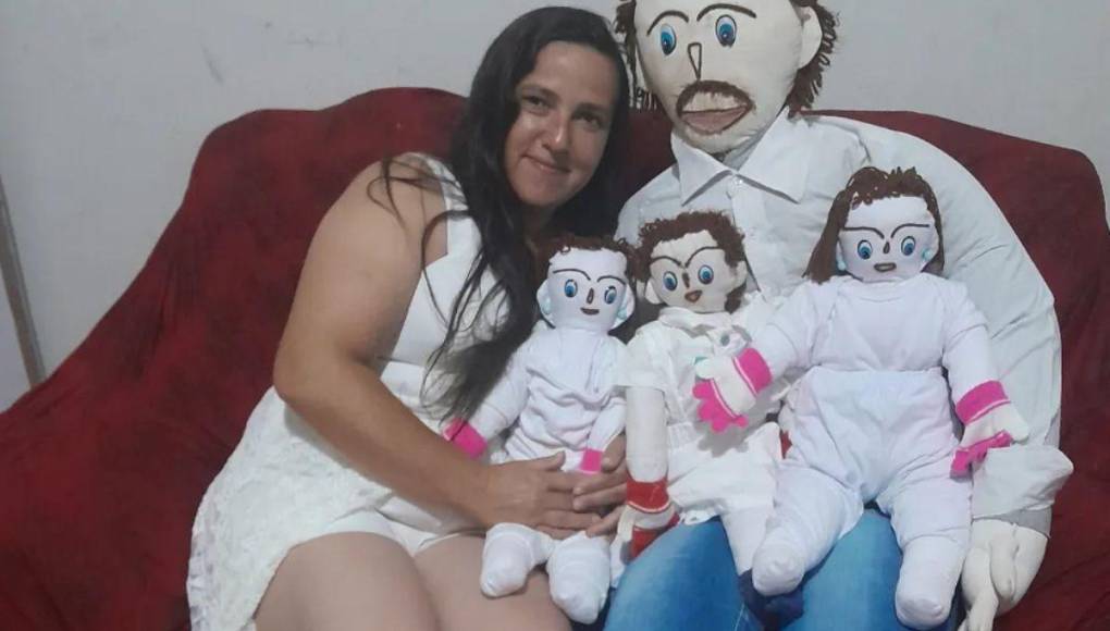 Mujer brasileña casada con muñeco “dio a luz a gemelas en parto normal”