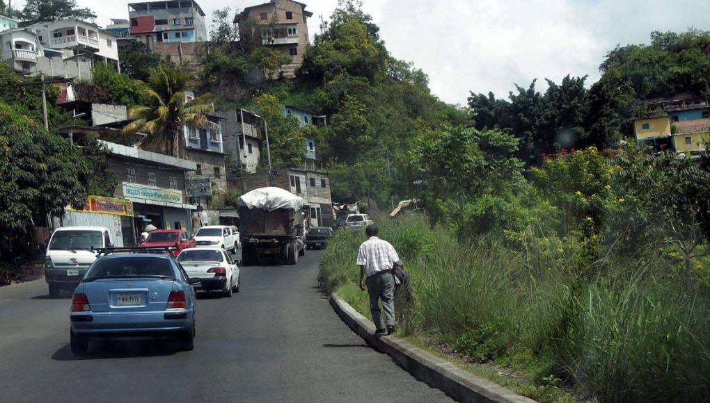 Baches, tierra y polvo: inicia la compactación para la nueva carretera de la salida a Olancho