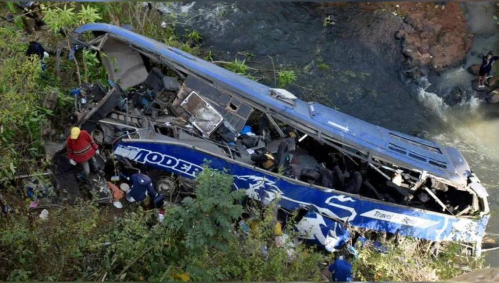 ¡Tragedia! Unos 23 muertos deja caída de un bus a un abismo en Perú
