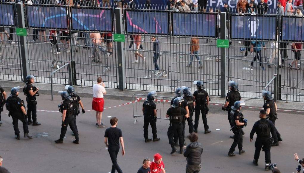 Desorden, retraso e incertidumbre: imágenes de los disturbios en la final de la Champions