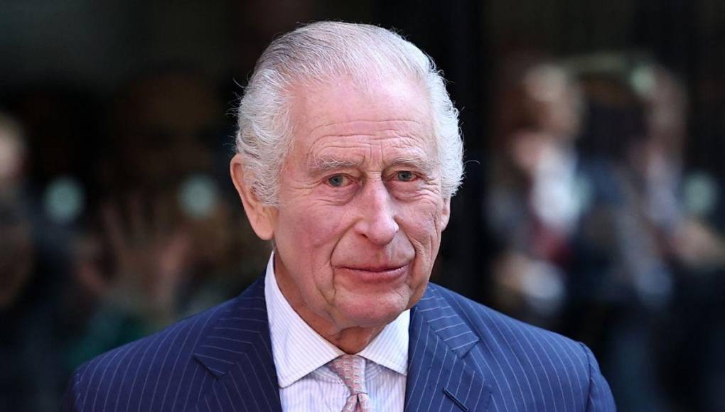 Rey Carlos III reaparece en un evento público tras diagnóstico de cáncer