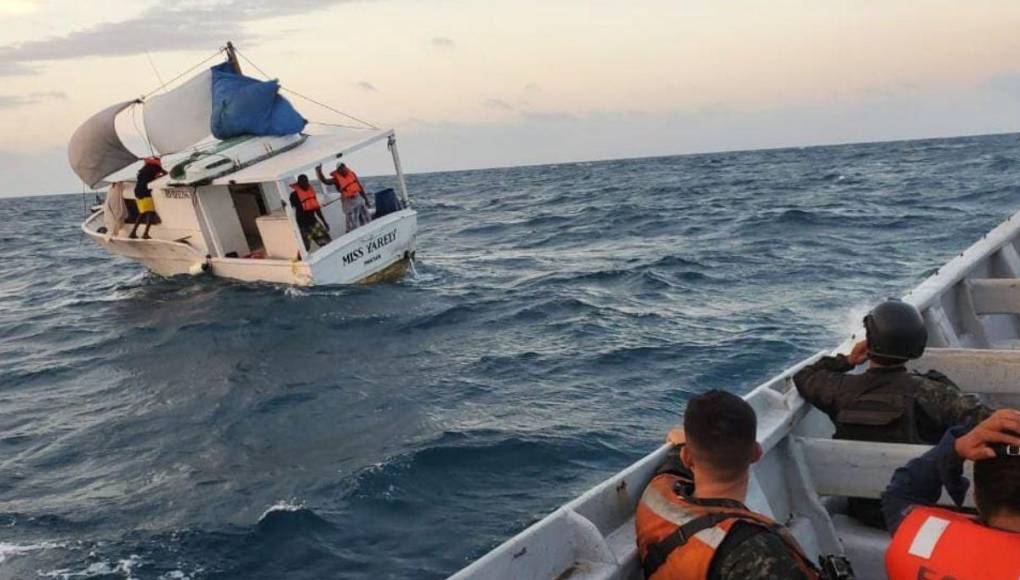 Rescatan a tres hombres de un naufragio en la Costa del Caribe