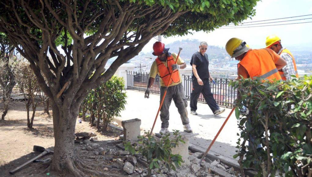 Inician trabajos para restaurar y dar nuevo rostro al histórico parque La Leona