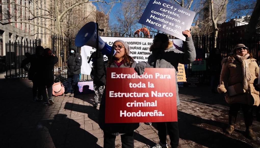 Los mensajes de los hondureños que protestan afuera de la Corte de Nueva York