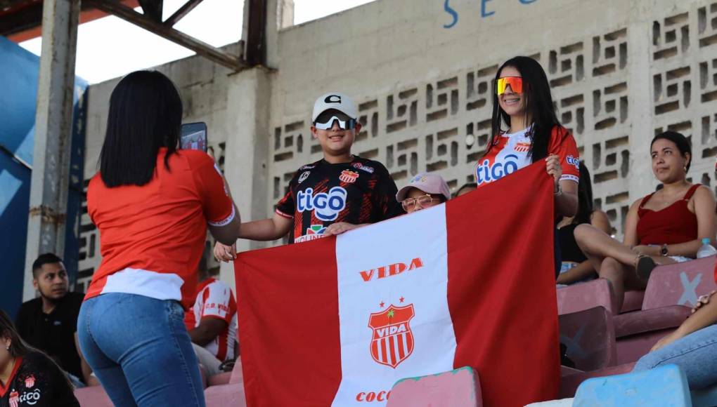 Ambientazo en La Ceiba: Las bellas chicas, la locura de un aficionado y ¿qué pasó con Chilo?