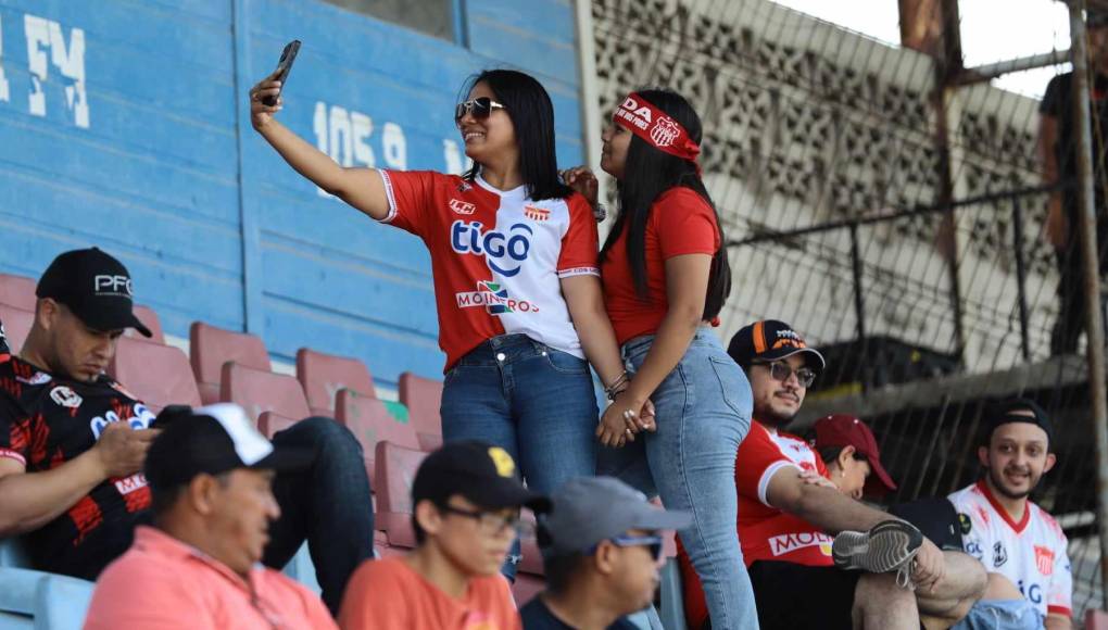 Ambientazo en La Ceiba: Las bellas chicas, la locura de un aficionado y ¿qué pasó con Chilo?