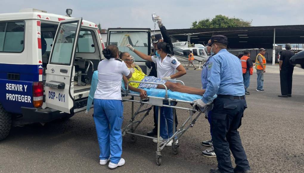 Inician los traslados de pacientes del Hospital de Roatán hacia Tegucigalpa