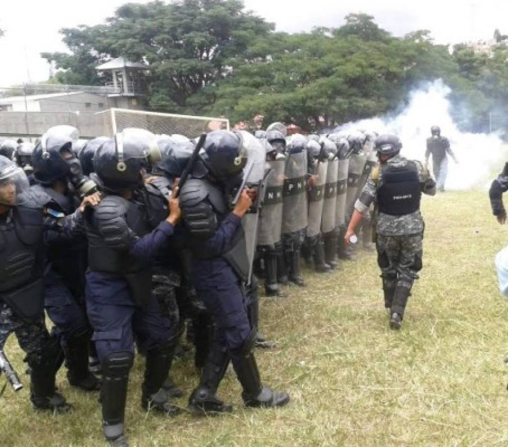 Policía hondureña presenta Unidad Antimotines