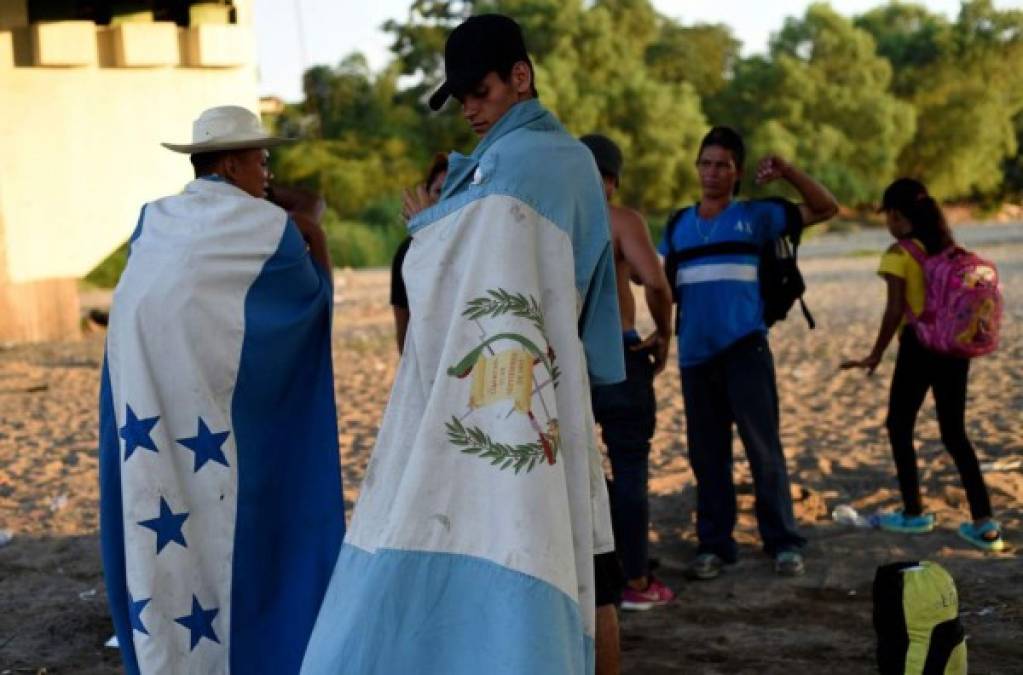 FOTOS: Caravana migrante espera; México refuerza vigilancia en la frontera sur