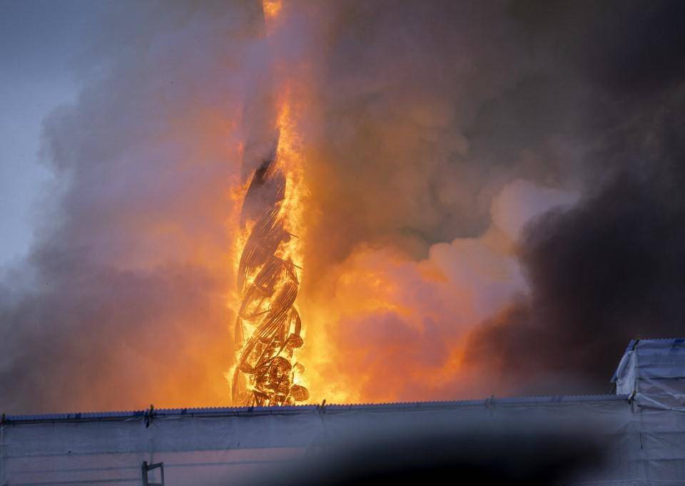 La torre -de 54 metros de alto- de la histórica bolsa de valores de Boersen ardió en llamas mientras el edificio se incendiaba en el centro de Copenhague, Dinamarca, este martes 16 de abril de 2024.