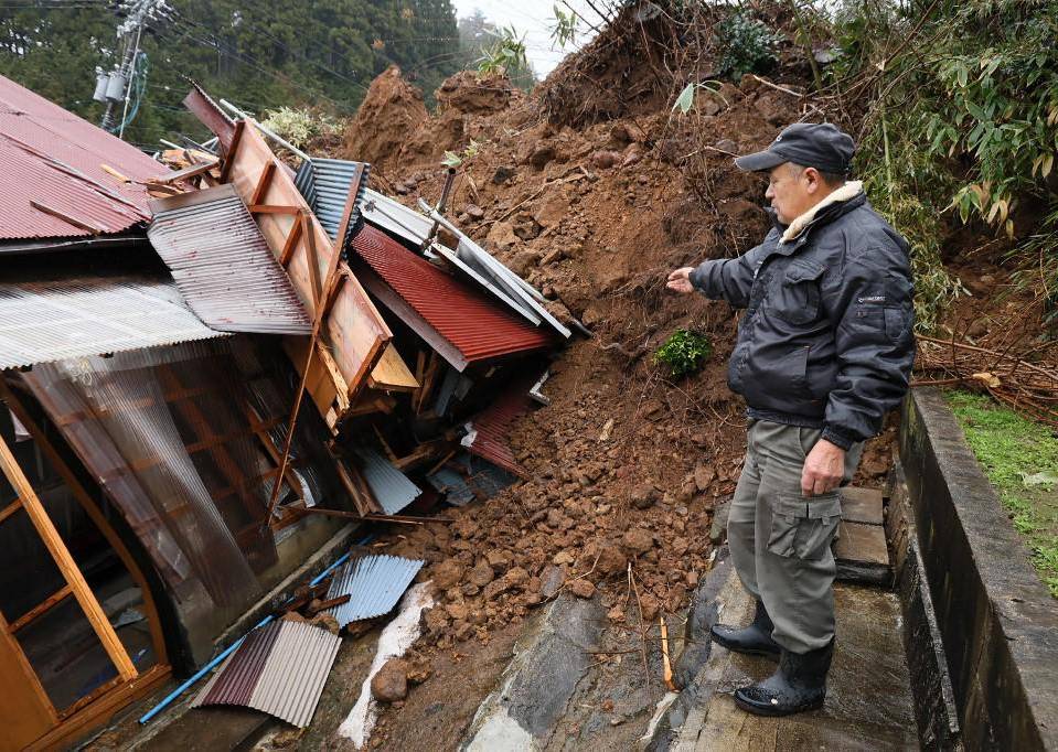 Cerro colapsa sobre varias viviendas tras sismos en Japón