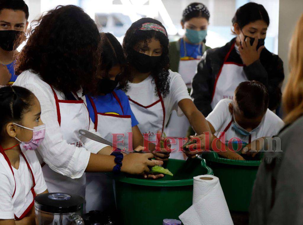 Muy atentos los escolares aprendieron hacer jabón natural.