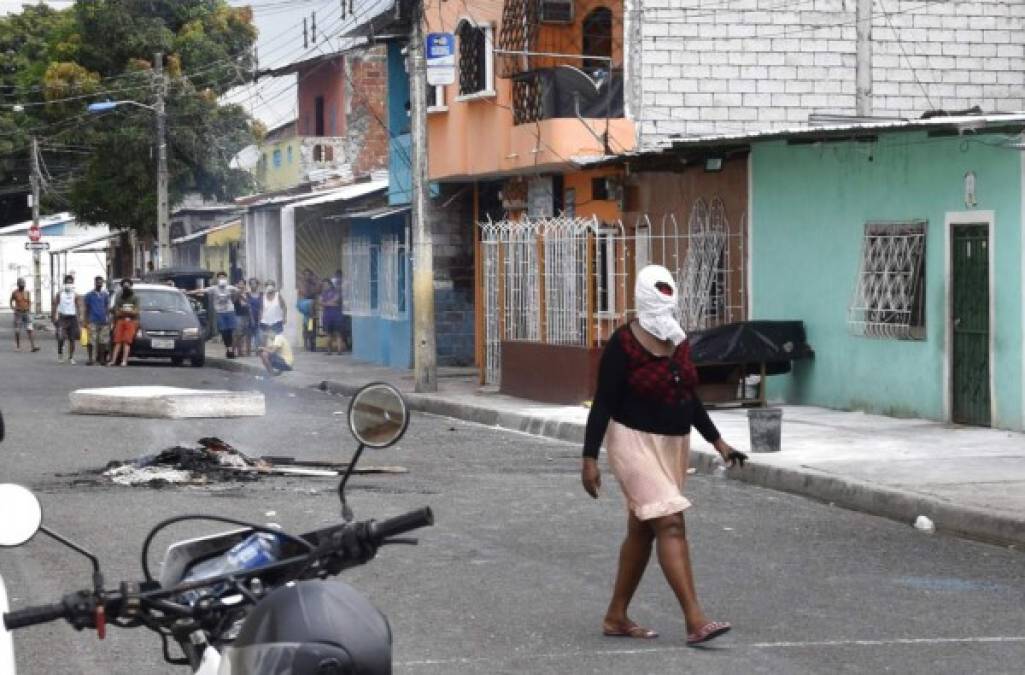 FOTOS. En ataúdes de cartón Ecuador entierra a sus muertos por coronavirus
