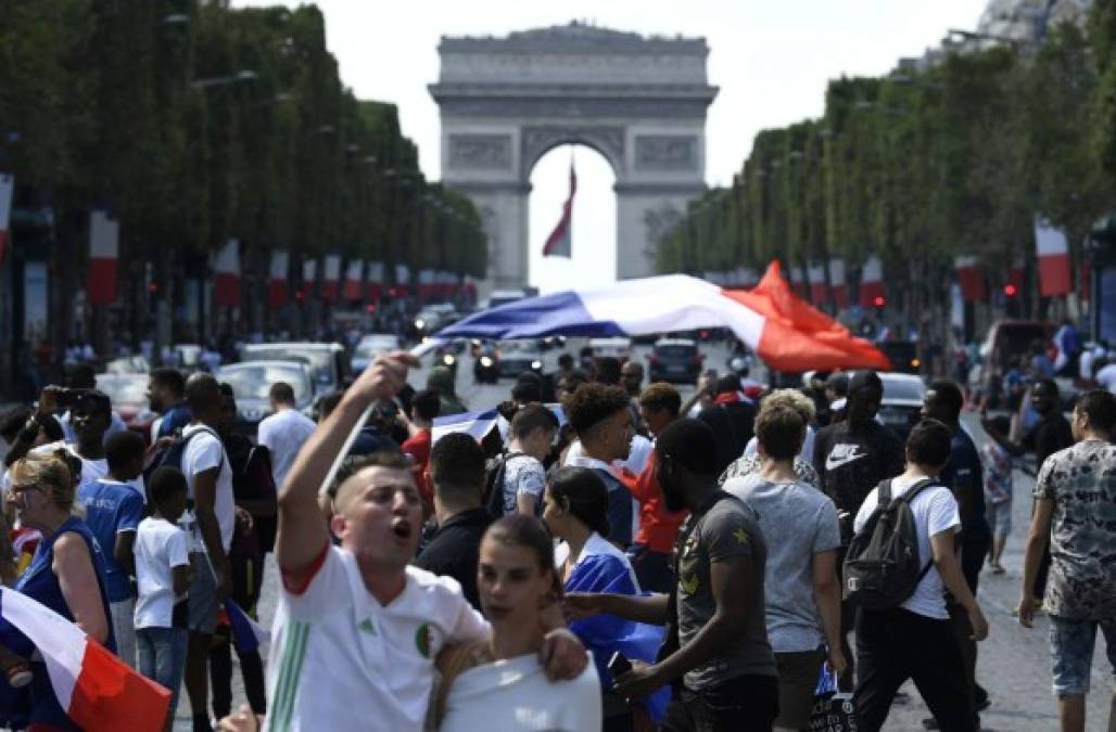 FOTOS: La locura en París tras la coronación de Francia como campeón del Mundo en Rusia 2018