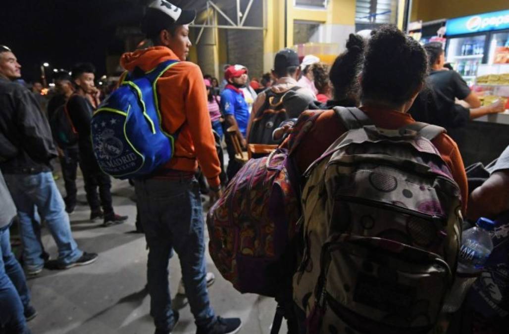 Cargando a sus hijos, una mochila y botellas con agua, así salen los migrantes en caravana desde Honduras a EEUU