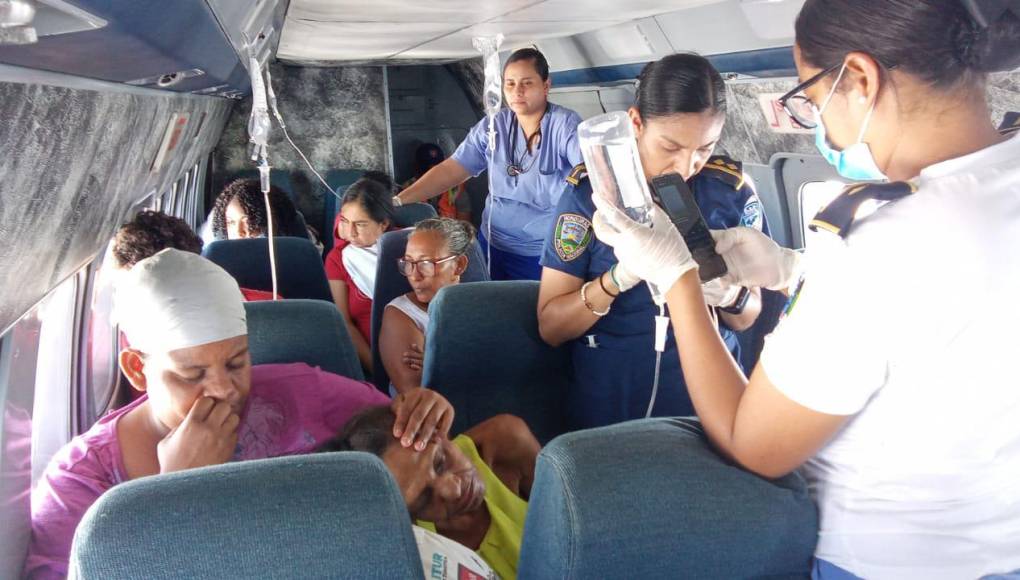 Inician los traslados de pacientes del Hospital de Roatán hacia Tegucigalpa
