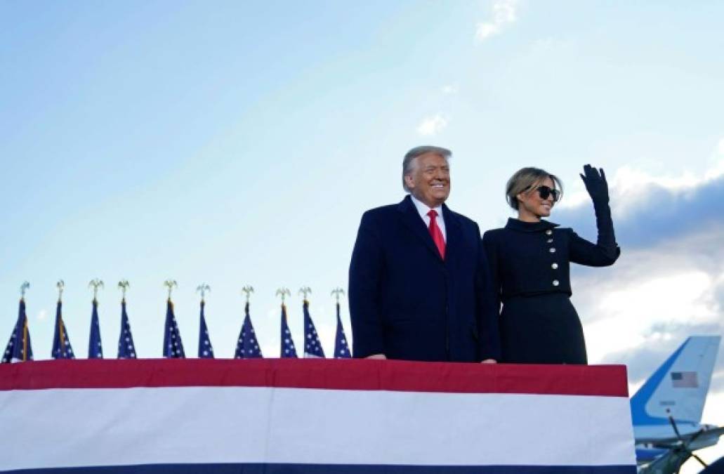 Elegante, sonriente y segura, así lució Melania Trump al abandonar la Casa Blanca (FOTOS)