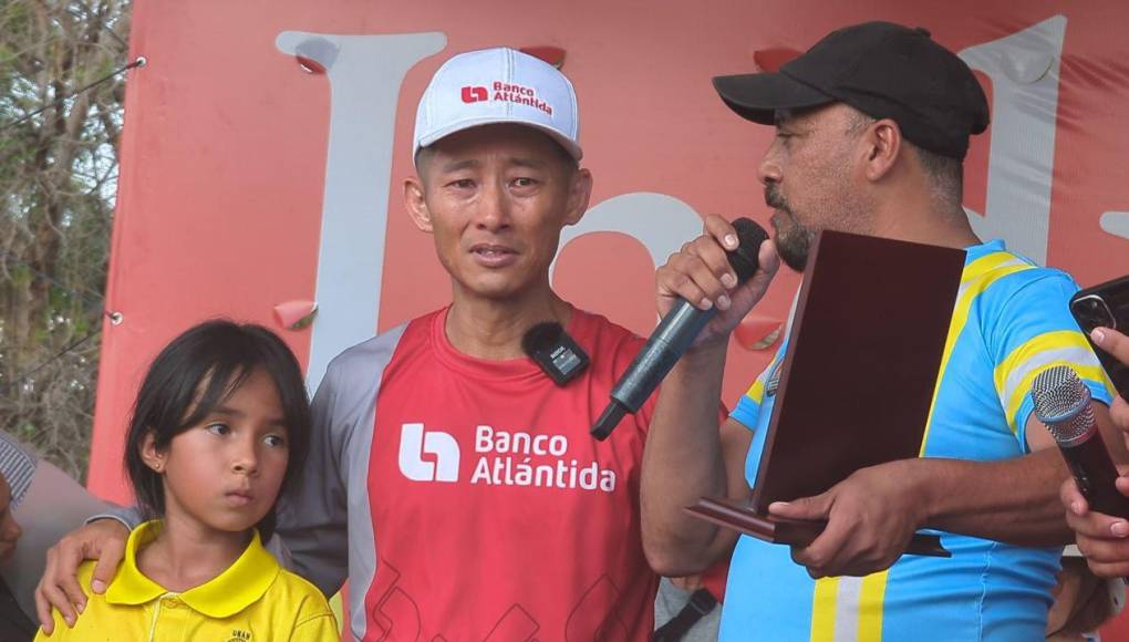 Entre lágrimas, Shin Fujiyama celebra llegada a la meta en la UNAH