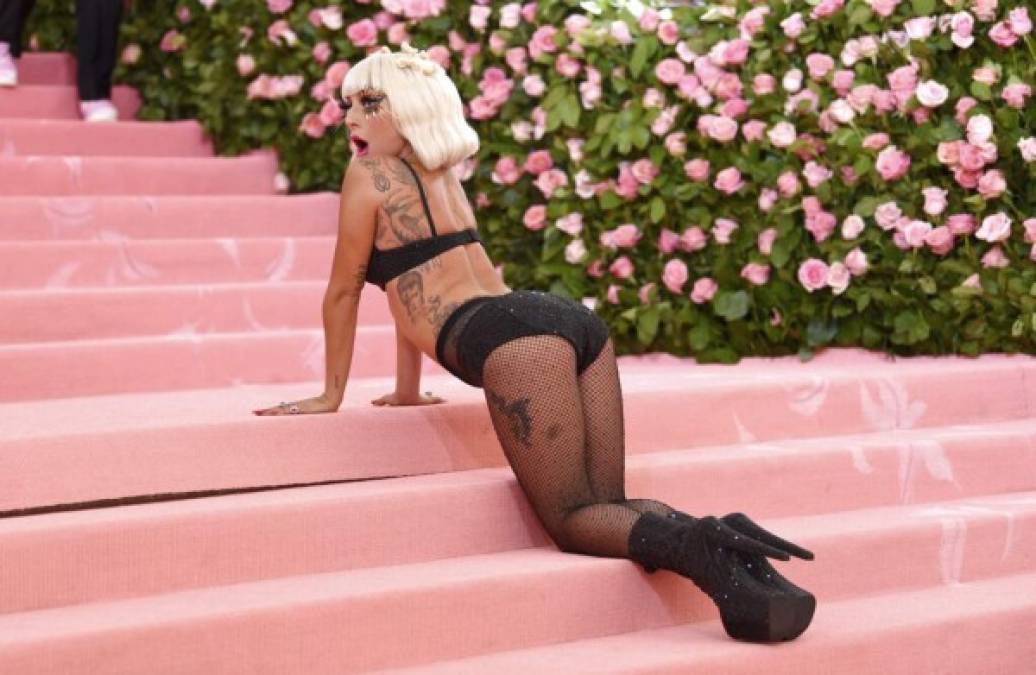 (FOTOS) Lady Gaga impacta en la MET Gala 2019: aparece en vestido y termina en lencería