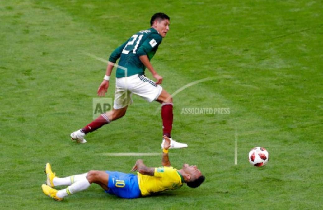 FOTOS: Las más exageradas caídas durante el duelo Brasil contra México; Neymar no es el único actor