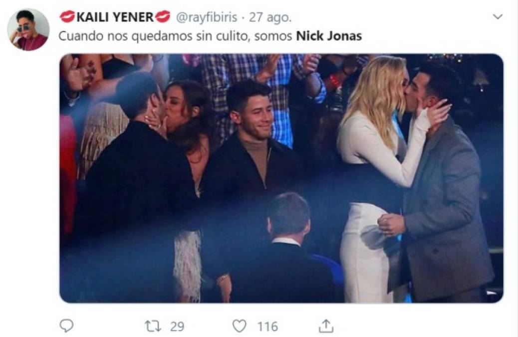 Nick Jonas objeto de memes por su soledad en los MTV Video Music Awards