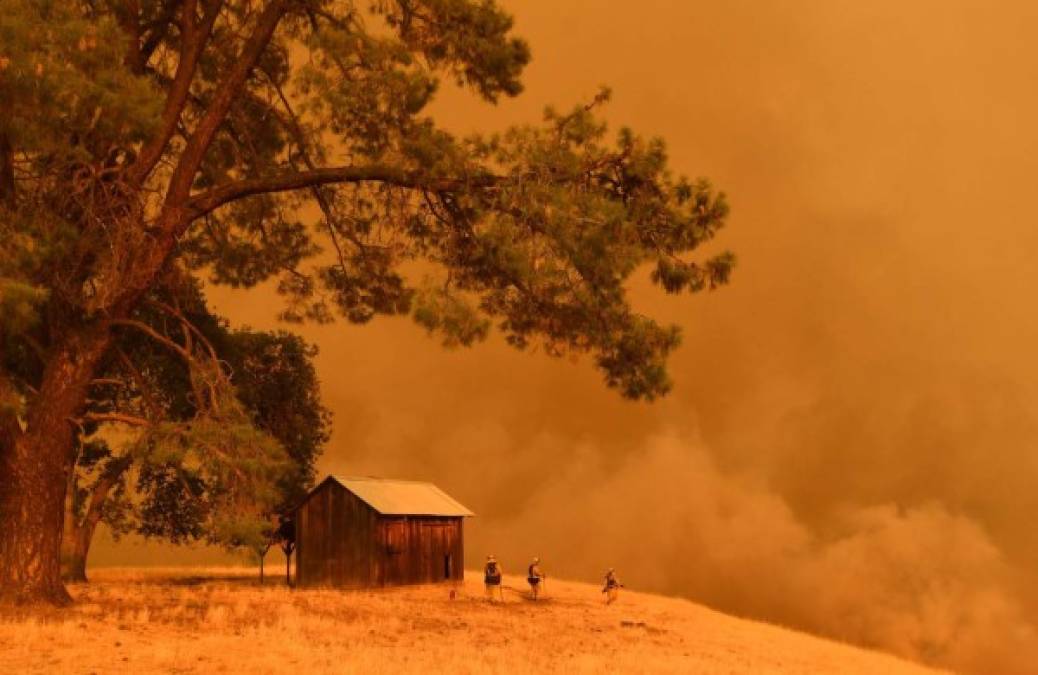 Las impactantes imágenes del voraz incendio forestal en California