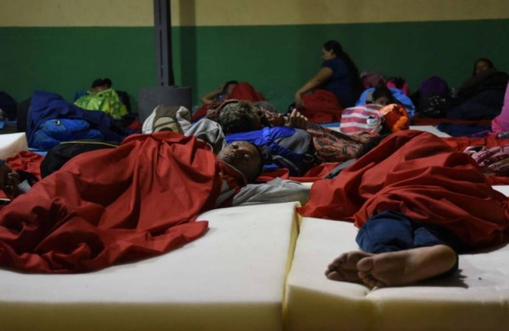 Entre el frío, la zozobra y la angustia pasa la noche la caravana de migrantes en Guatemala