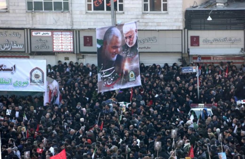 Con banderas de 'venganza severa' marea humana rinde homenaje a Qasem Soleimani   