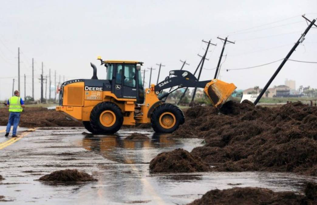 Las imágenes que dejó el primer golpe destructor del huracán Harvey en Texas