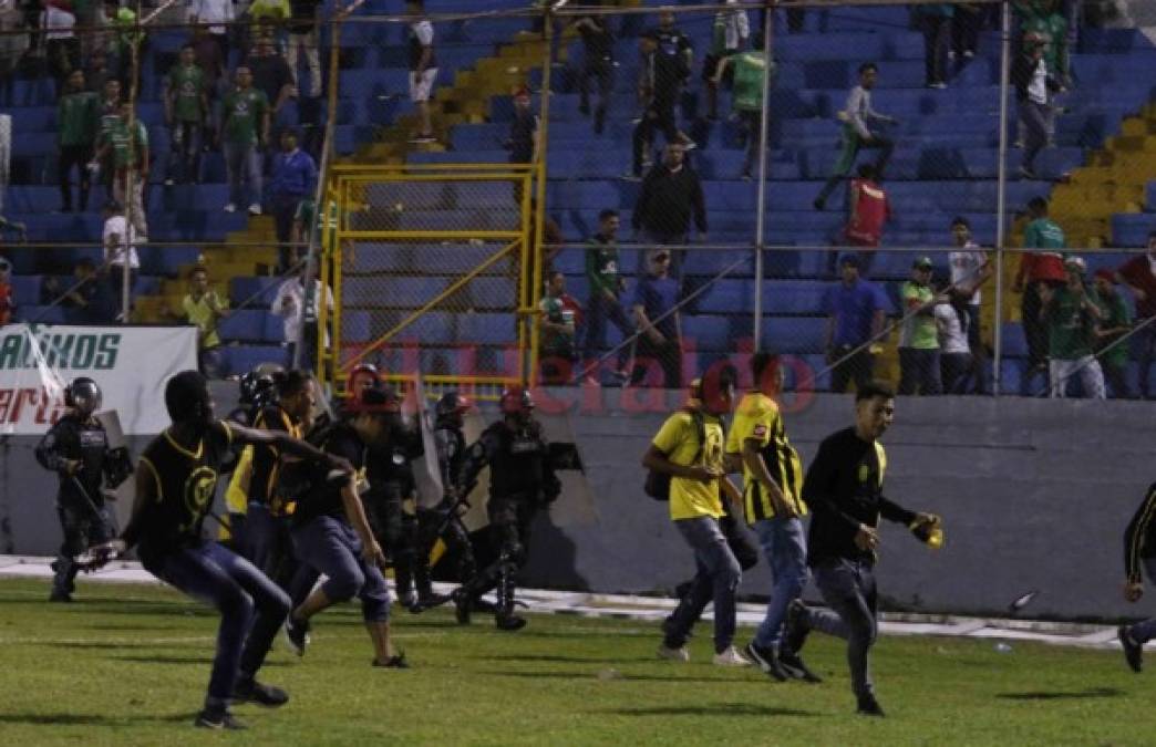 Las imágenes que no vio del ataque entre barras en la semifinal de fútbol hondureño