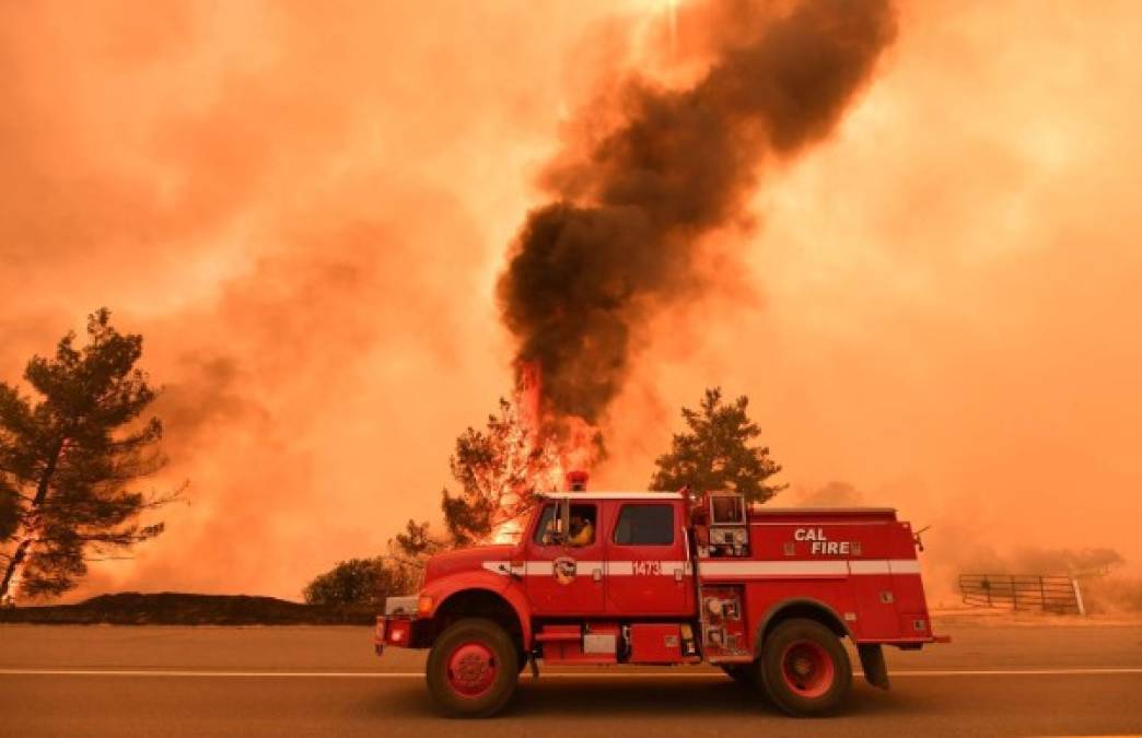 Las impactantes imágenes del voraz incendio forestal en California