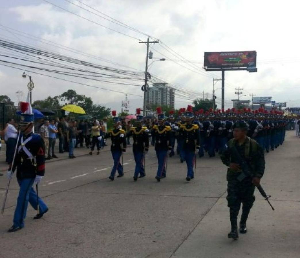 Desfile en homenaje a Francisco Morazán en el Día del Soldado