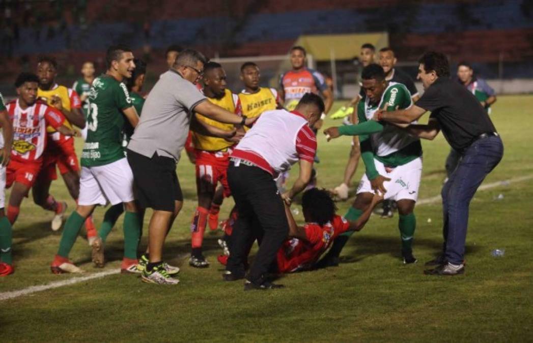Fotos de la batalla campal en La Ceiba entre jugadores de Marathón y Vida