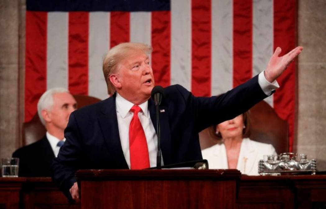 Arrogancia y poca cortesía: Las imágenes de Trump durante discurso del Estado de la Unión