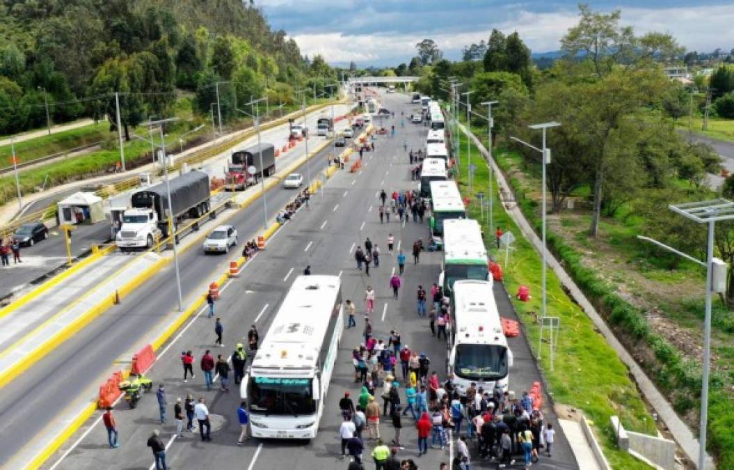 Varios países inician desconfinamiento, pero ninguno abre sus fronteras (FOTOS)