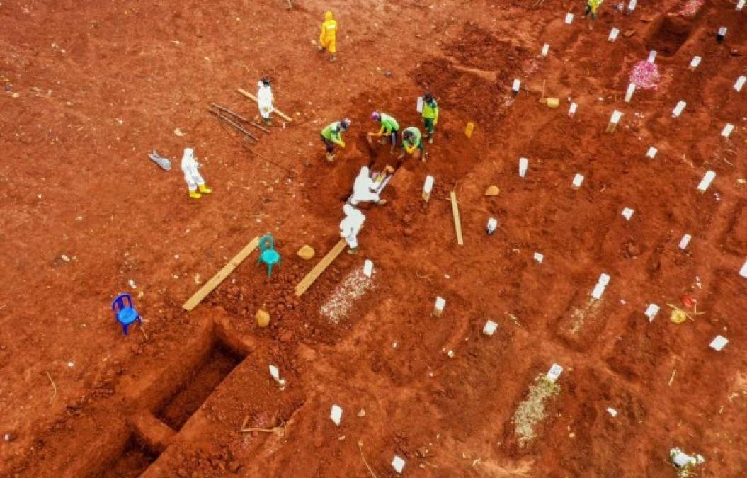 FOTOS: Cementerios saturados ante miles de muertos por coronavirus