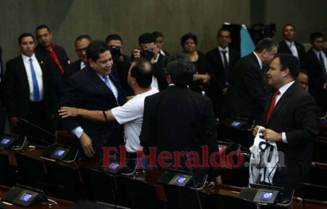 FOTOS: Empujones y gritos en la instalación de tercera legislatura