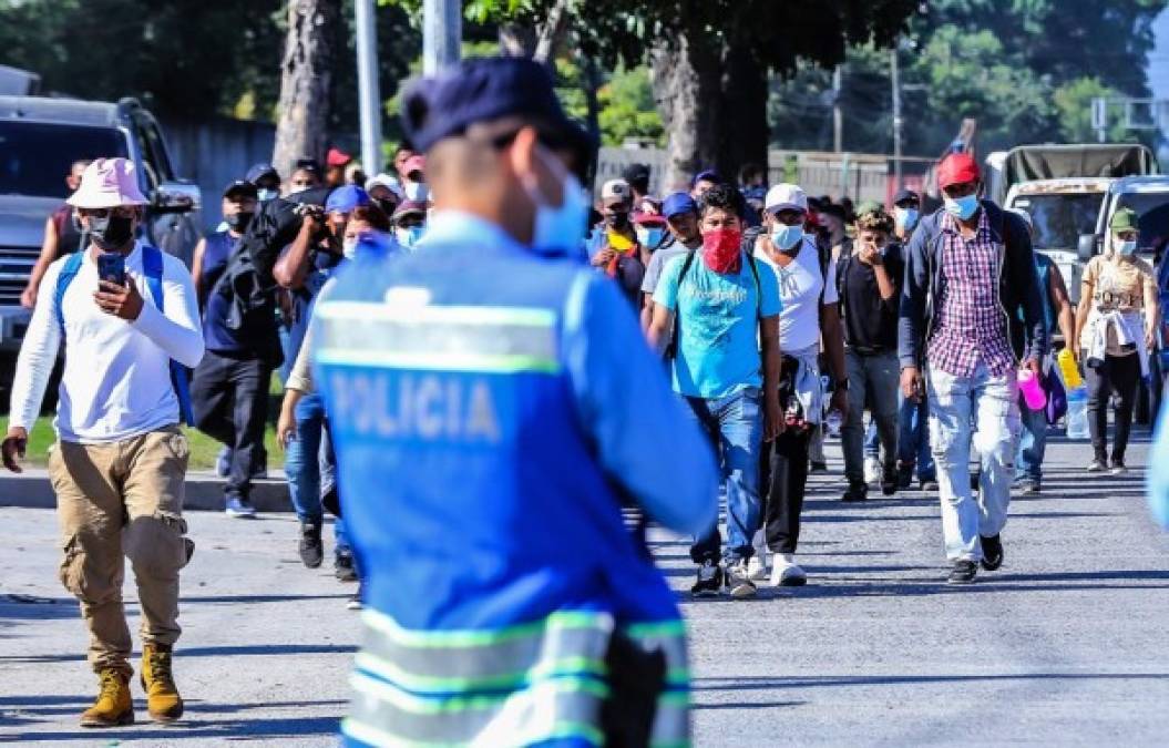 Familias enteras y jóvenes sin esperanza: la primera caravana migrante de 2022 hacia EE UU